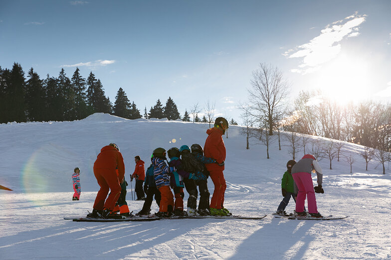 kleine Kinder beim Skikurs in der Max-Wild-Arena in Isny in einer wundervollen Winterlandschaft