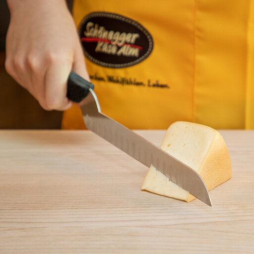Käse richtig schneiden mit einem Eingriffmesser